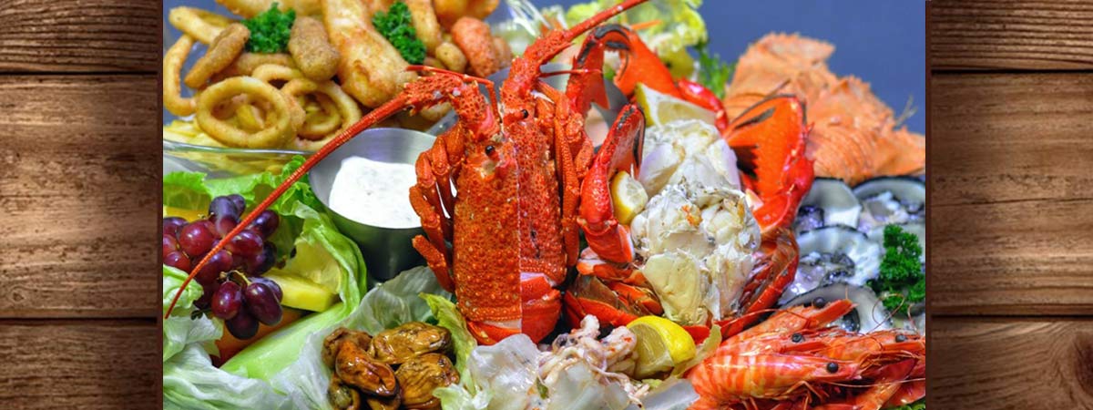 maisies-seafood-and-steakhouse-lobster-and-fruits